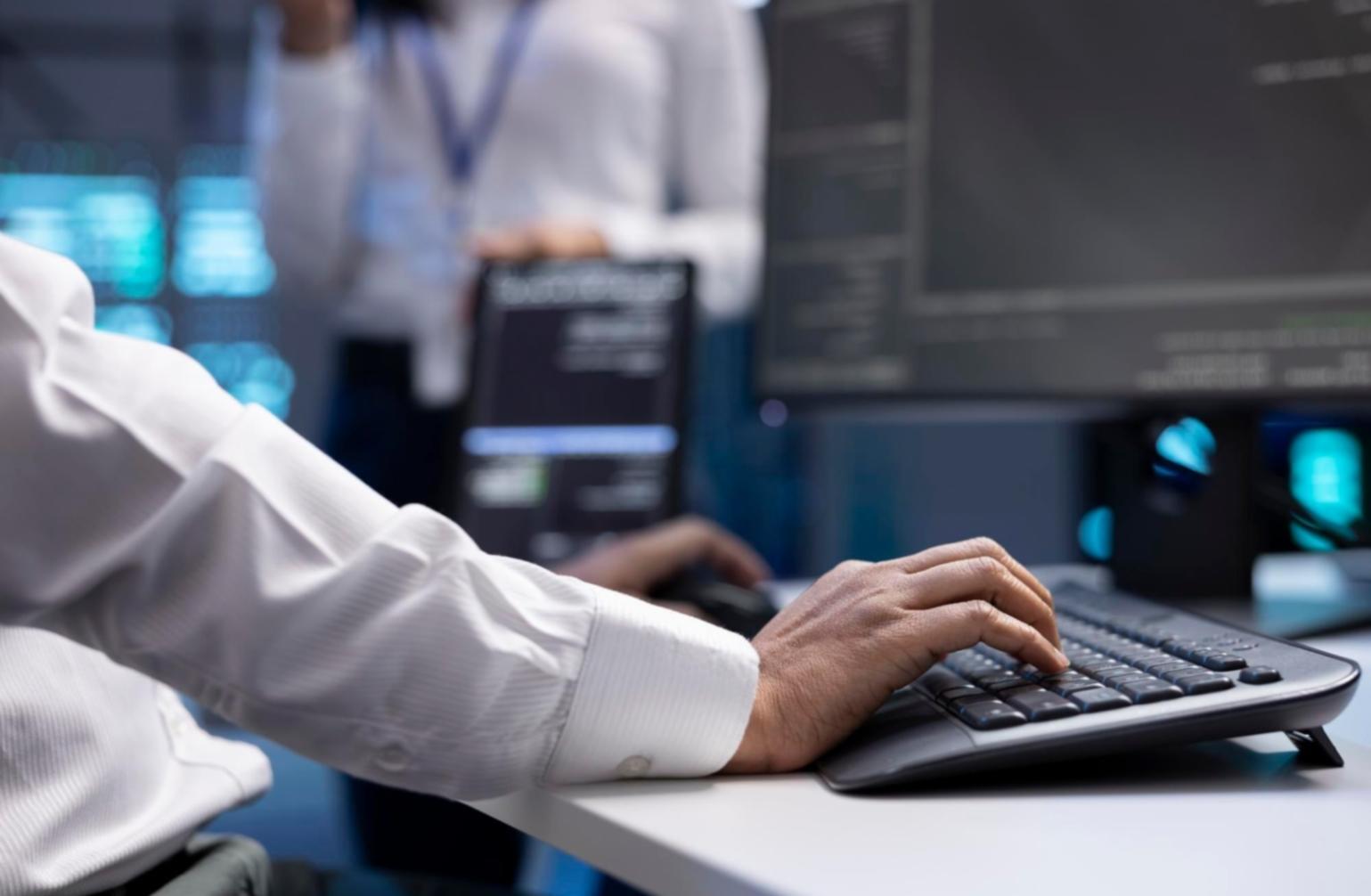 Studierende arbeiten gemeinsam an robotischen Projekten in modernem Lernumfeld